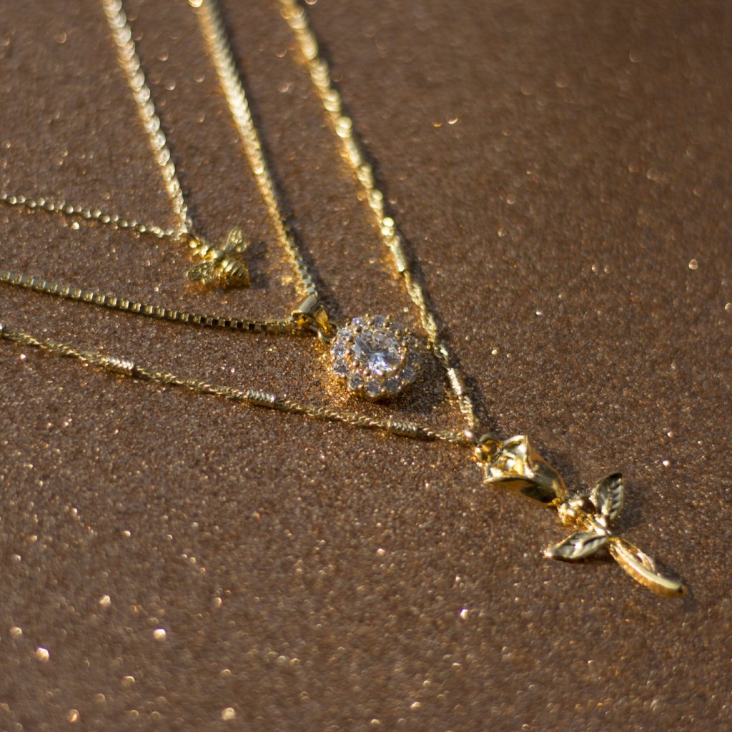 Dat Rosa Mel Apibus Necklace